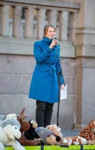Une Bastholm (MDG) holdt også appell under markeringen og har lagt frem forslaget om obligatorisk ID-merking for Stortinget. Foto: Lena Kristiansen.