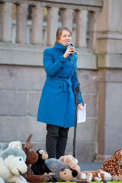 Une Bastholm (MDG) holdt også appell under markeringen og har lagt frem forslaget om obligatorisk ID-merking for Stortinget. Foto: Lena Kristiansen.