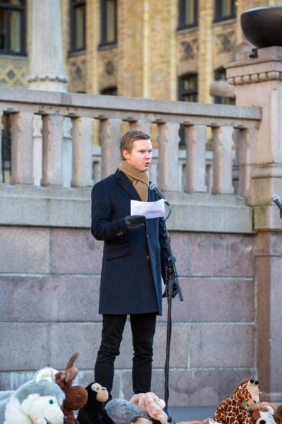 Adrian Smith Stenberg (FpU) mener at det trengs både en innføring av obligatorisk ID-merking og mer ressurser til dyrekrimenhetene for å styrke dyrenes rettsvern. Foto: Lena Kristiansen.