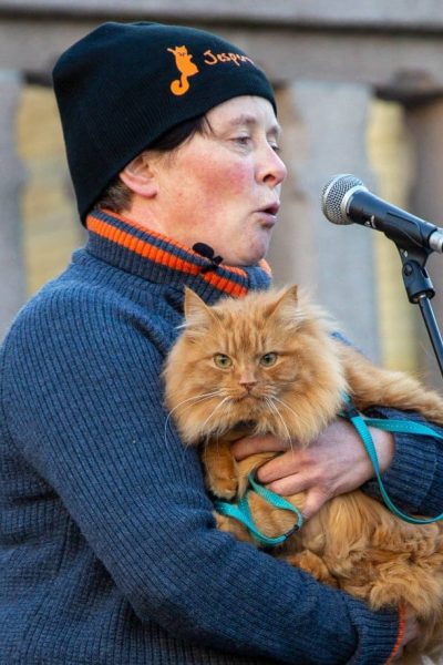 Aina Stormo med katten Jesperpus holdt appell på vegne av alle de hjemløse dyrene i Norge. Foto: Lena Kristiansen.