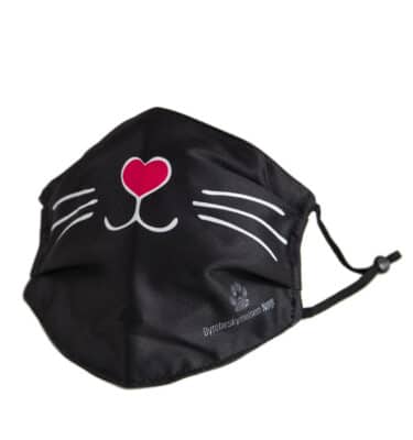 Svart munnbind med logo og søtt pusekatt-motiv
